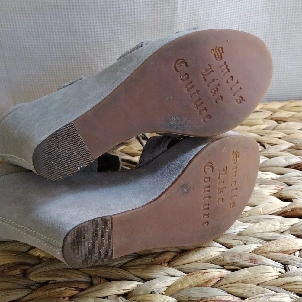 Juicy Couture suede taupe platform sandals 6